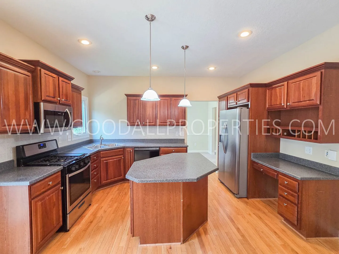 Spacious 4-Bedroom Urbandale Home in Waukee Schools with 3-Car Garage — Photo 2