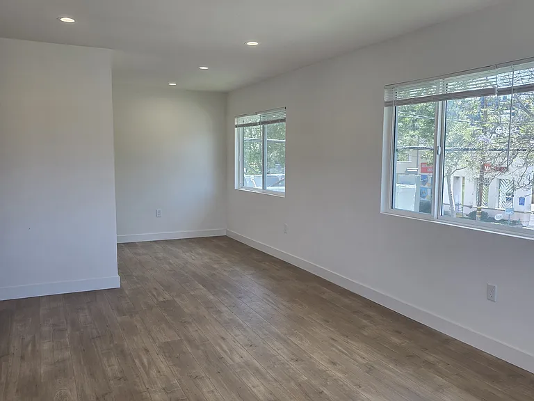 1011 E Chevy Chase Dr #A — Photo 2