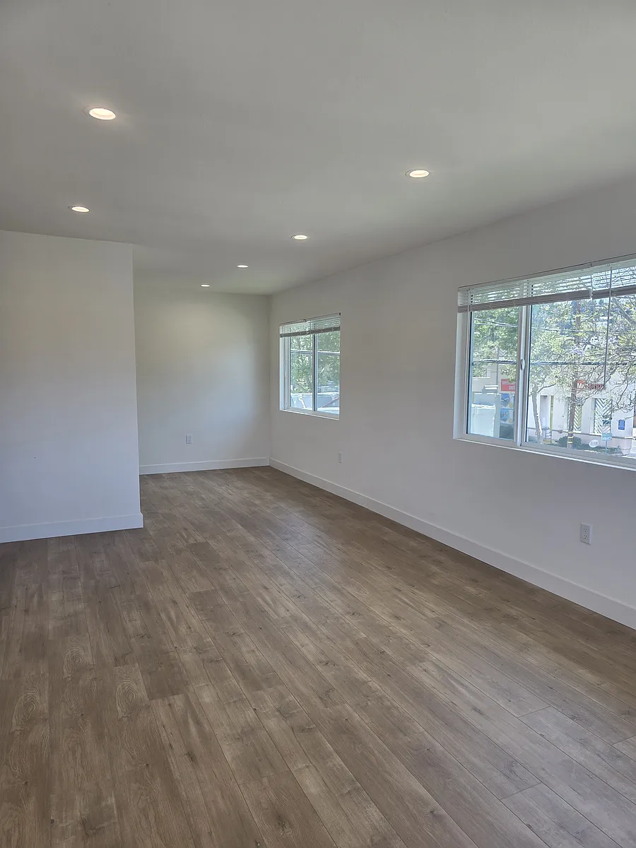 Building Photo - 1011 E Chevy Chase Dr #A