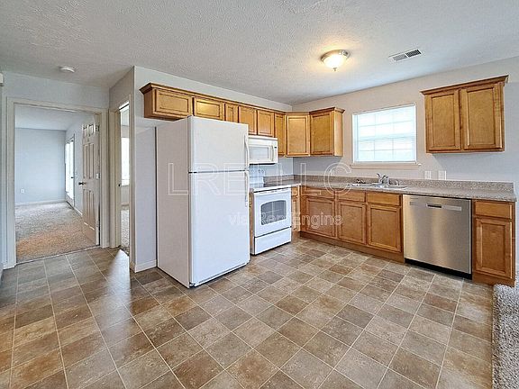 3rd image of 304 Keeneland Dr APT 1B