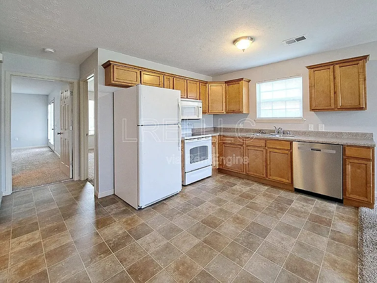 304 Keeneland Dr #1B — Photo 3
