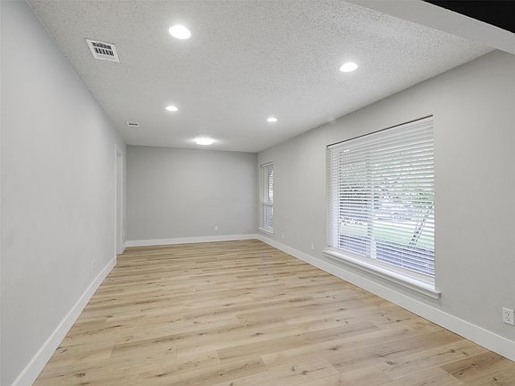 5th image of 13620 Spring Grove Ave