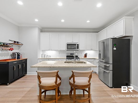 5th image of 302 Holmes Ave #302