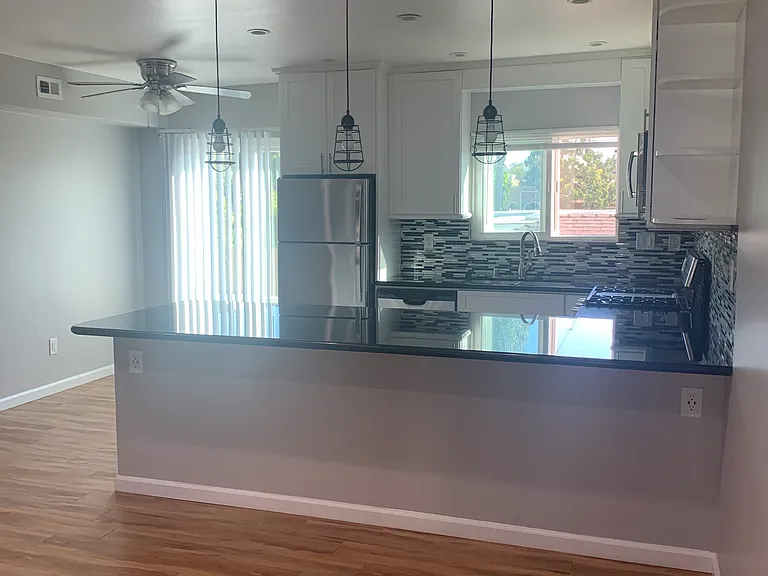Monterey Villa Apartments — Photo 6