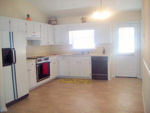 3rd image of 105 Remington Dr