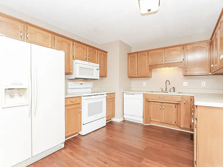 210 Valley Ct — Photo 8
