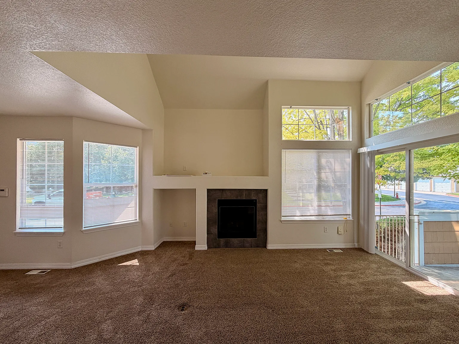 2 bed, 1.5 bath, 1746 sqft, $2,150 — Photo 4