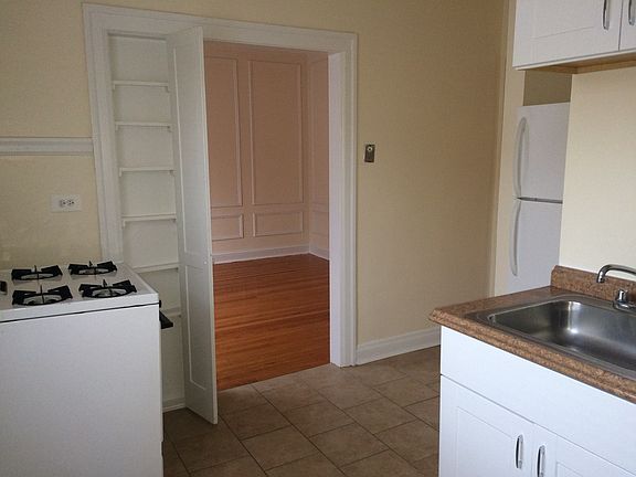 2nd image of 1417 W Sherwin Ave APT 3B