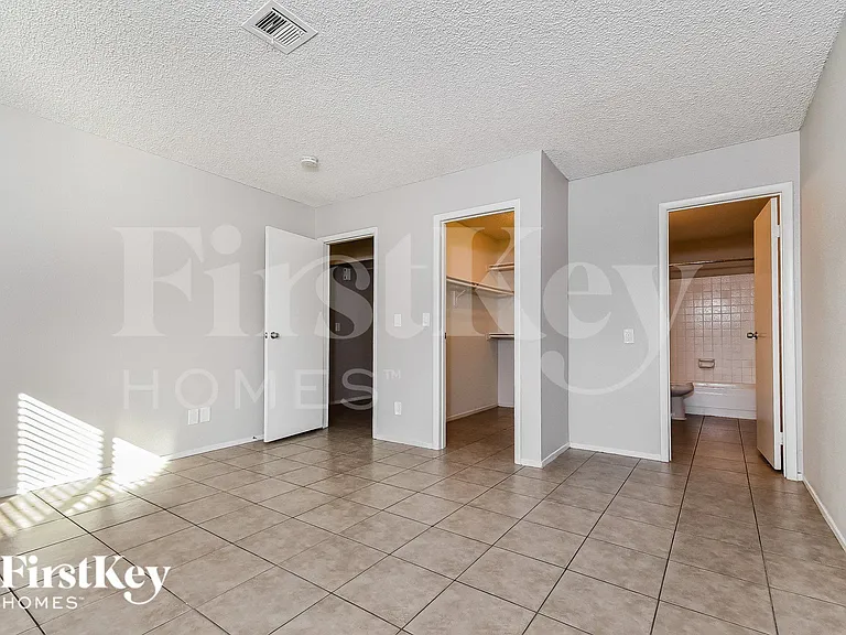 2359 Los Feliz St — Photo 9