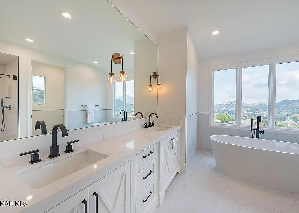 2390 Crombie Ct