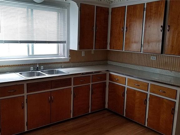 3rd image of 130 Ideal St