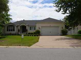 8420 Creekside Ln, Darien, IL 60561