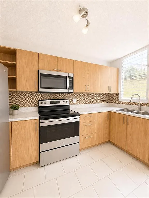 3 bed, 2.0 bath, 1222 sqft, $2,200 — Photo 3