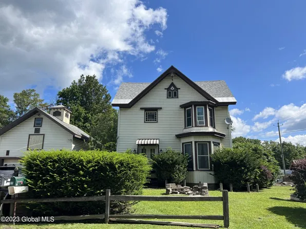 11 Firehouse Lane, West Sand Lake, NY 12196