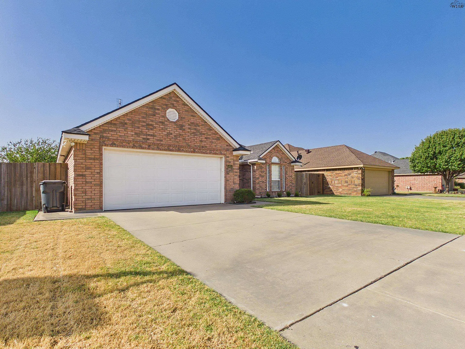 3 bed, 2.0 bath, 1527 sqft, $2,400 — Photo 3