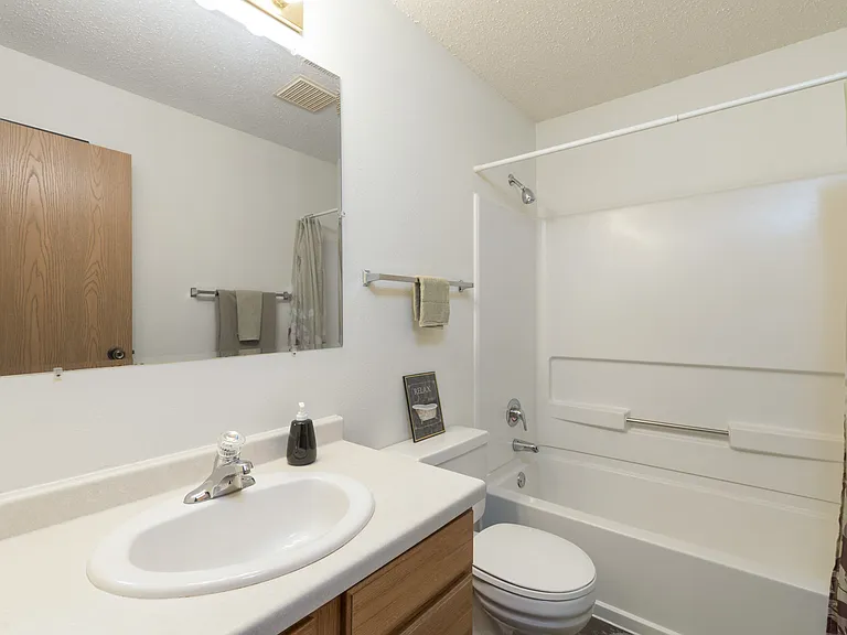 Bismarck, ND Bradbury Apartments | Bathroom