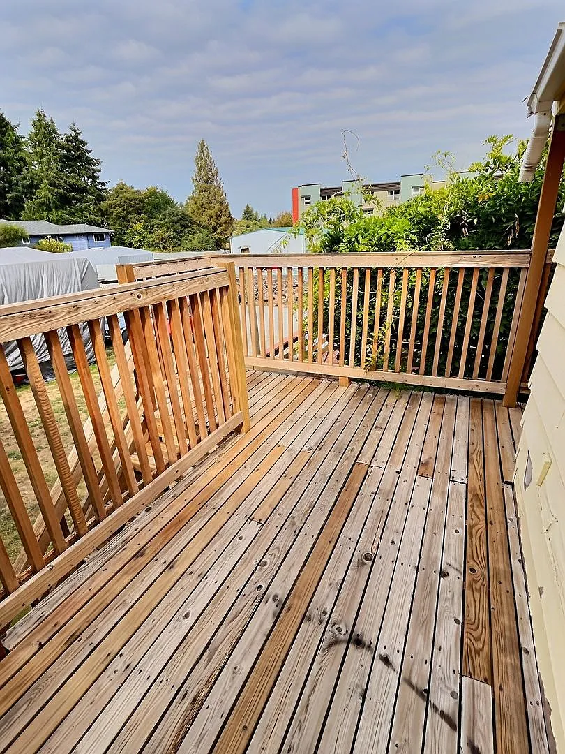 MIL unit- all new flooring Burien — Photo 3