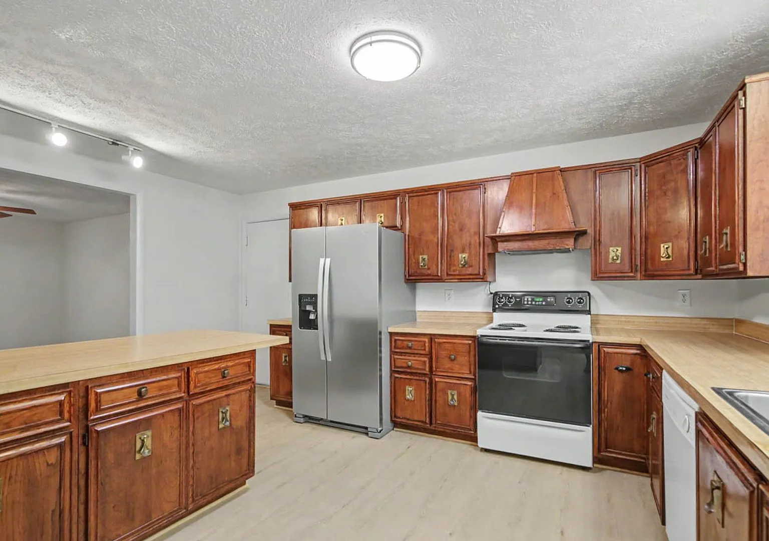 Refreshed 3BR/2BA Ranch on a Cul-de-Sac Williamsburg West — Photo 4