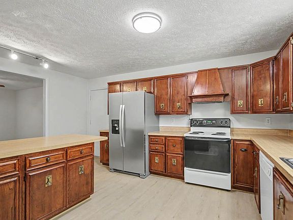 4th image of 151 Country Club Dr