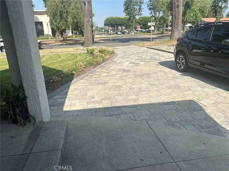 1054 N Euclid Ave — Photo 30