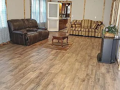 545 W Wood St — Photo 2