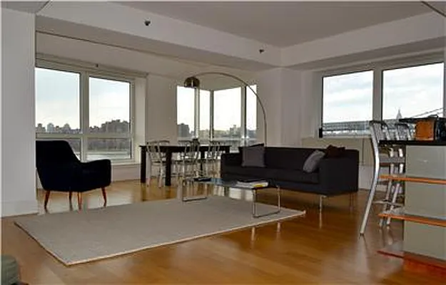 Sold by Domus Realty | media 7