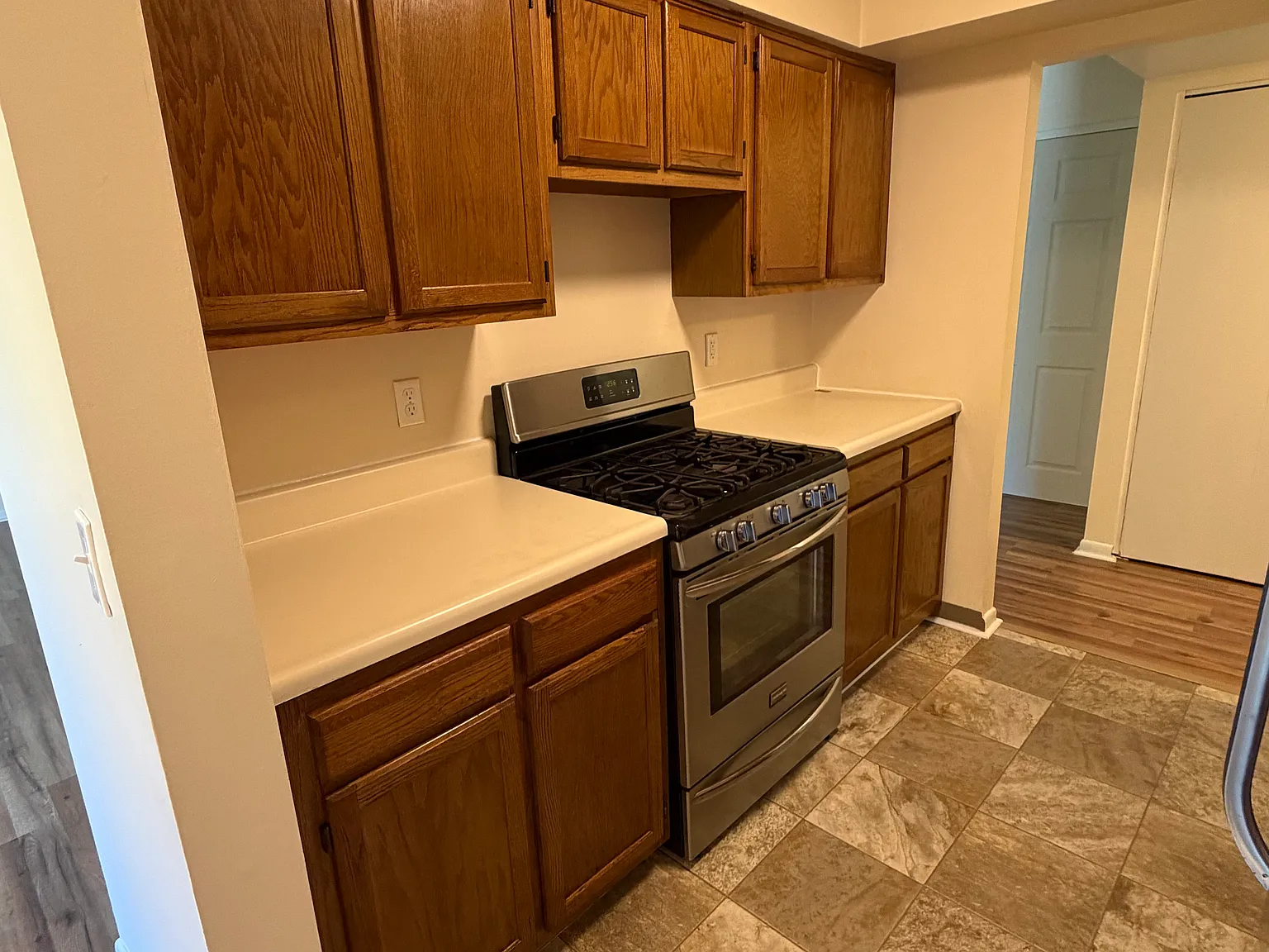 1 bed, 850 sqft, $1,295 — Photo 4