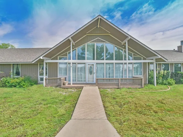 8820 E 42nd St S, Derby, KS 67037