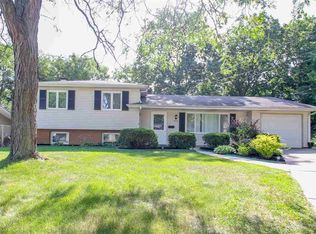 1914 San Jose Ct, Bettendorf, IA 52722