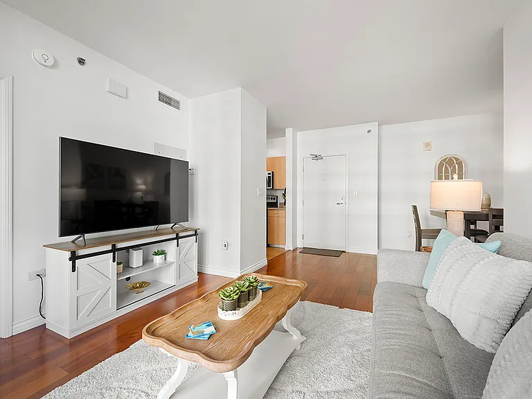 425 W Beech St #907 — Photo 2