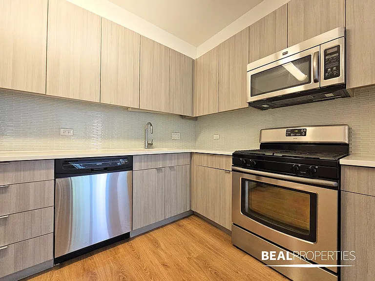 558 W Webster — Photo 52