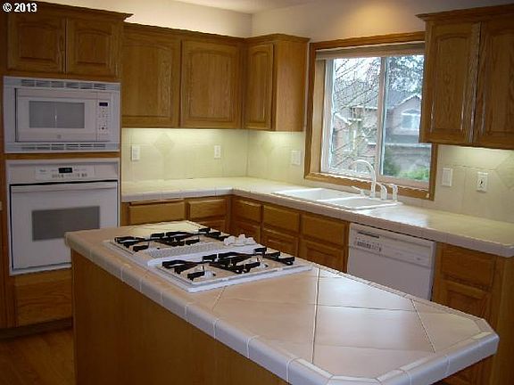 5th image of 2650 NE Aurora Dr