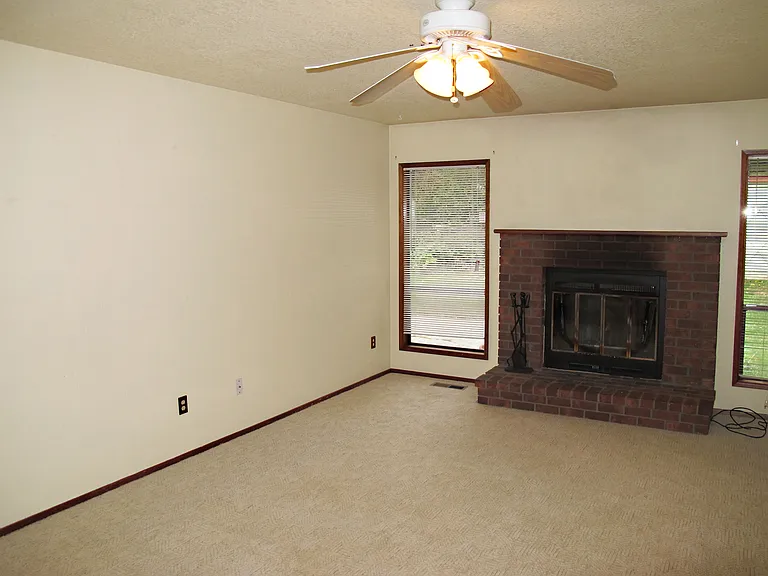 601 NW Ensign Dr — Photo 4