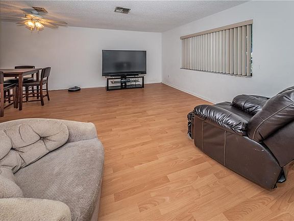 4th image of 153 Foxcroft Dr W