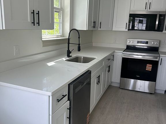 2nd image of 531 Smith St #201