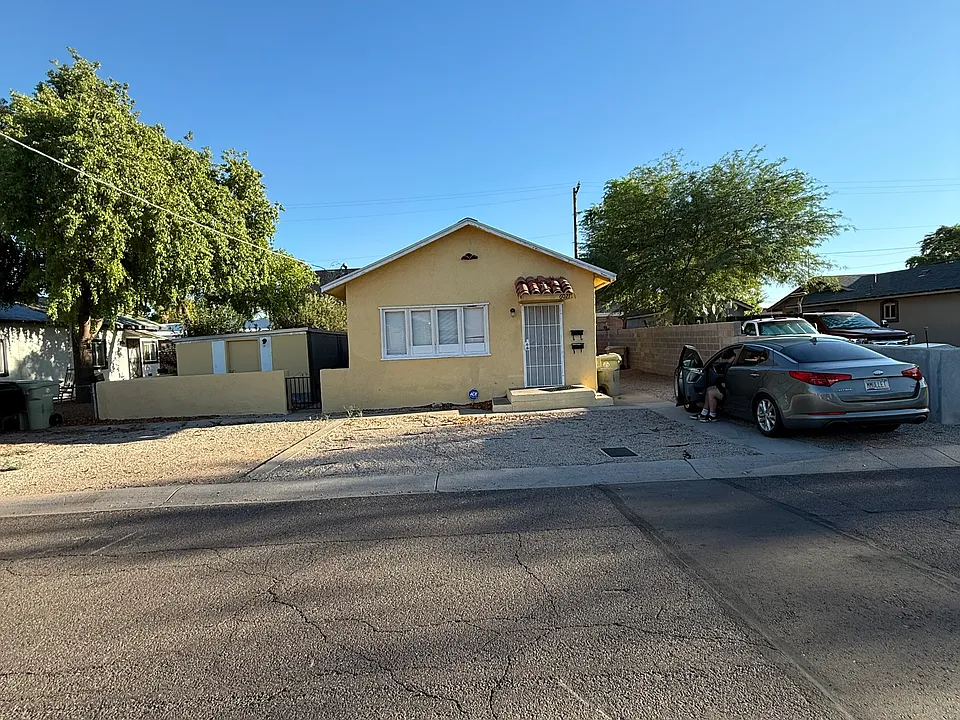 6021 W Gardenia Ave