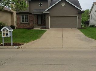 6806 Hickory Ln, Urbandale, IA 50322