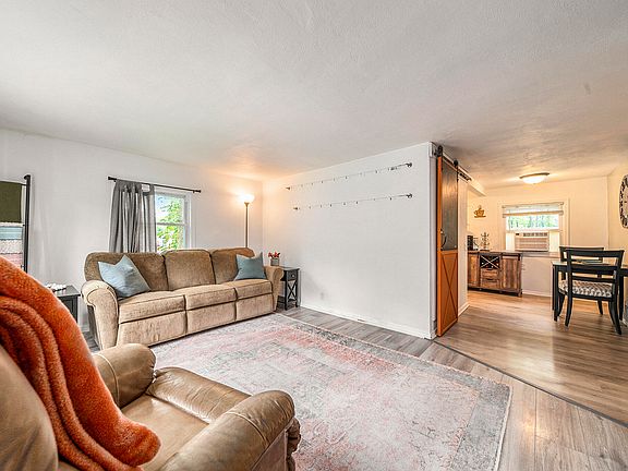 3rd image of 5527 Collingwood Ave