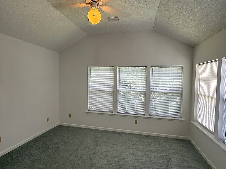 223 Georgia St — Photo 14