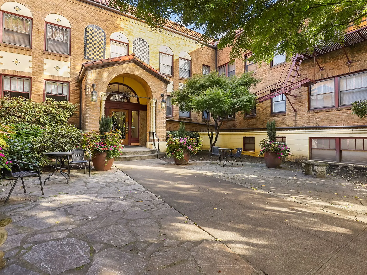 Amber Court Apartments — Photo 2