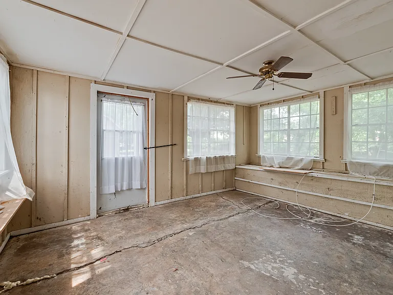 512 E Willow Ln — Photo 6