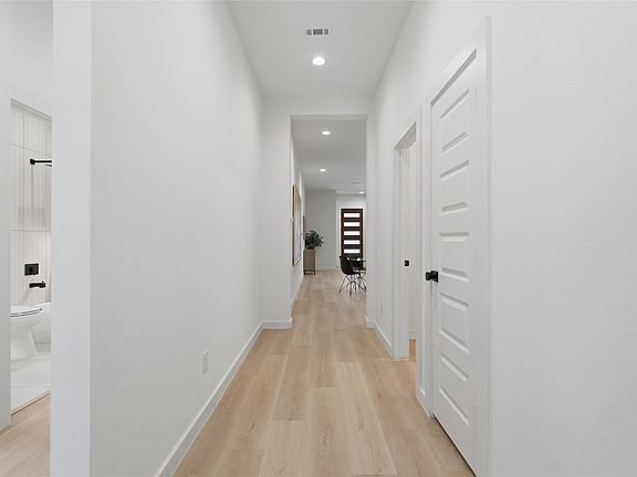 2nd image of 1327 E Waco Ave