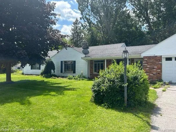 6039 Wildrose Ln, Lakeport, MI 48059