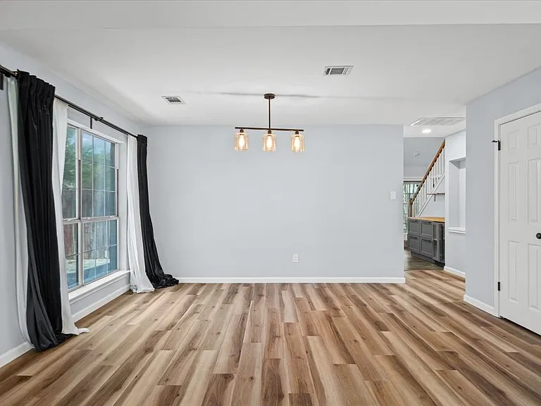 910 Markham Ln — Photo 6