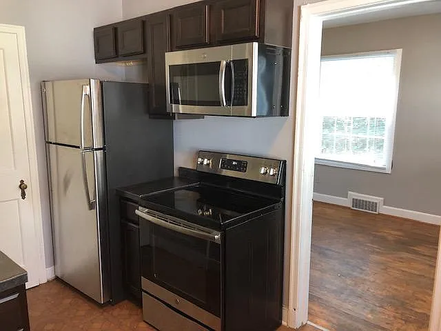402 Melrose Ct — Photo 3