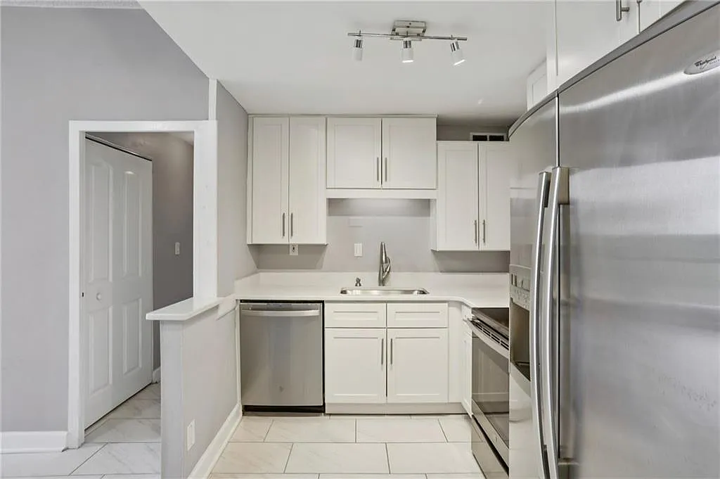 1 bed, 1.0 bath, $1,590 — Photo 2