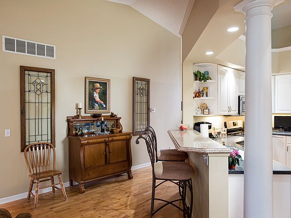 Kitchen bar area w/silestone