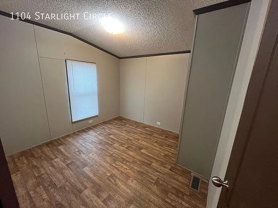 Building Photo - 1104 NW Starlight Cir