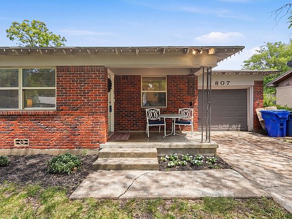 2nd image of 807 Elizabeth Blvd