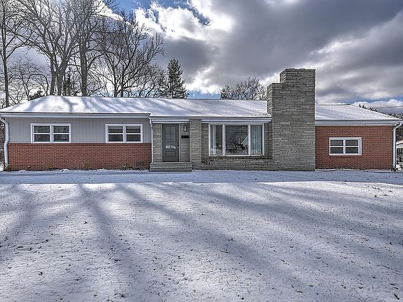 3rd image of 203 Dogwood Ln